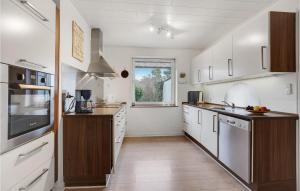 Kuchyň nebo kuchyňský kout v ubytování Amazing Home In Rømø With Kitchen