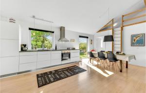 Kuchyň nebo kuchyňský kout v ubytování Holiday Home Enebærvej Skjern