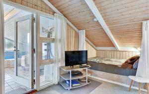 Camera con TV, letto e finestra. di Amazing Home In Hvide Sande With Sauna a Bjerregård