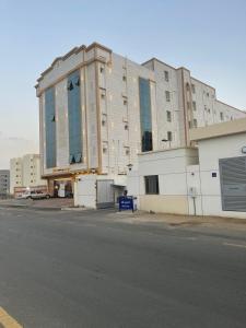 un grande edificio sul lato di una strada di بيست تريب فالنسيا a Jazan