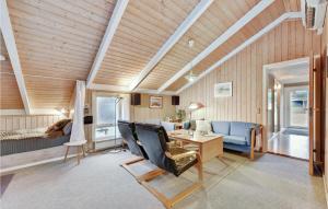un soggiorno con un divano blu e un tavolo di Amazing Home In Hvide Sande With Sauna a Bjerregård