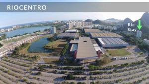 - une vue aérienne sur une rivière et une ville dans l'établissement RIOSTAY FLAT´s (RioCentro, Jeunesse Arena e Rock-in-Rio), à Rio de Janeiro