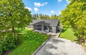 レムにあるBeautiful Home In Skjern With Saunaの庭付きの家屋の空中風景