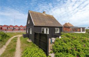 ThorsmindeにあるStunning Home In Ulfborg With 3 Bedrooms, Wifi And Saunaの屋根裏の黒家