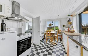 ThorsmindeにあるNice Home In Ulfborg With House A Panoramic Viewの黒と白のチェッカーフロアのキッチン