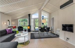 sala de estar con sofá y mesa en Nice Home In Lgstr With Wifi, en Løgsted