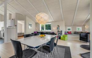 comedor y sala de estar con mesa y sillas en Nice Home In Lgstr With Wifi, en Løgsted
