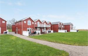 una fila de casas rojas en un campo de hierba en Beautiful Apartment In Hadsund With House Sea View, en Hadsund