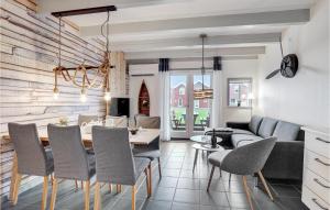 uma cozinha e sala de estar com mesa e cadeiras em Beautiful Apartment In Hadsund With House Sea View em Hadsund