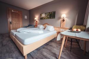 Dormitorio pequeño con cama y mesa en Schwaiger en Breitenbach am Inn