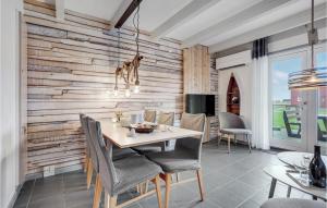 uma sala de jantar com mesa e cadeiras em Beautiful Apartment In Hadsund With House Sea View em Hadsund