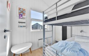 Sønderbyにある3 Bedroom Amazing Home In Juelsmindeの小さなベッドルーム(二段ベッド1組、椅子付)
