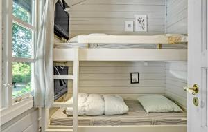 Poschodová posteľ alebo postele v izbe v ubytovaní 2 Bedroom Beautiful Home In Krus
