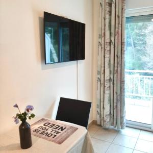 A television and/or entertainment centre at Angelina's Lovely Home