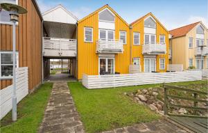 uma fila de casas com amarelo em Amazing Apartment In Rudkbing With Kitchen em Rudkøbing