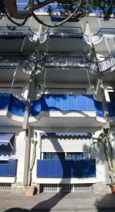 un edificio con balcones azules en su lateral en Residence Costa Templada, en Ventimiglia