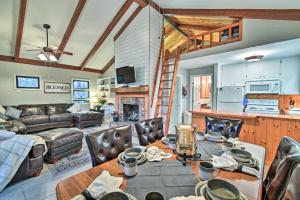 uma sala de estar com um sofá e uma mesa em Rockingham Cabin on 75 Acres with Lake Access! em Rockingham
