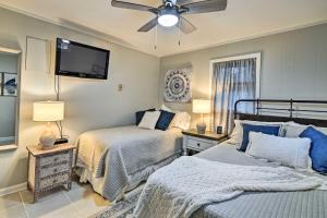 1 dormitorio con 2 camas y ventilador de techo en Rockingham Cabin on 75 Acres with Lake Access!, en Rockingham