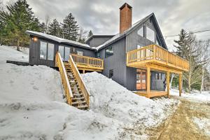 una casa con terraza en la nieve en Vermont Ski Chalet about 5 Mi to Magic Mountain en Windham