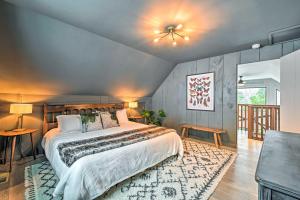 1 dormitorio con 1 cama y ventilador de techo en Vermont Ski Chalet about 5 Mi to Magic Mountain en Windham