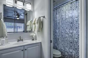 Koupelna v ubytování Downtown Gilbert Condo with Screened Porch! + 18 fotografií