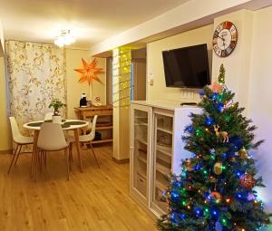 un árbol de Navidad en una sala de estar con mesa en Precioso apartamento en el centro de Santander, en Santander