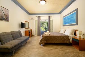 1 dormitorio con 1 cama y 1 sofá en Kerkyra Island Hotel, en Mesongi