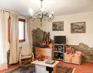 sala de estar con sofá y lámpara de araña en Villa Malula a classy house in the countryside, en Capannori