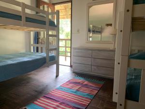 ein Schlafzimmer mit Etagenbetten, einem Spiegel und einem Teppich in der Unterkunft CASA MARÍTIMA EN PORTEZUELO, MALDONADO, URUGUAY in Punta del Este + 21 Fotos