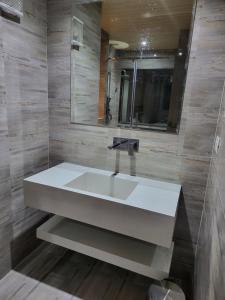 Ένα μπάνιο στο Ratnapriya hotel and resort