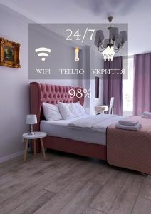 una camera con un grande letto con testiera rosa di Opera Center Hotel & Apartments a Lviv