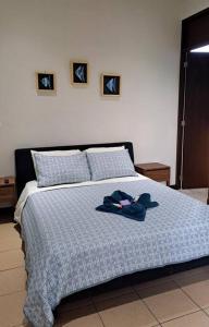 1 dormitorio con 1 cama con edredón azul en Playa Blanca - Moro Blue, en Cancún