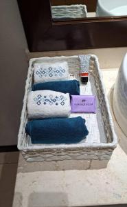 - un panier rempli de serviettes au-dessus d'un comptoir dans l'établissement Playa Blanca - Moro Blue, à Cancún