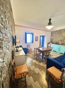 salon z niebieską kanapą i stołem w obiekcie Casa della Lampara w mieście Capo dʼOrlando