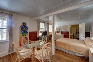 1 dormitorio con 1 cama, mesa y sillas en Blackbeard's Lodge, en Ocracoke