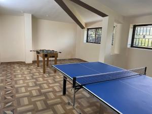 a ping pong table in a room with a ping pong ball at Jeyar Cottage in Kodaikānāl