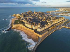 une vue aérienne d'une île dans l'océan dans l'établissement La Frégate, à Saint-Malo
