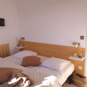 a bedroom with two beds and a headboard at Chambre à 500 m des remparts in Aigues-Mortes