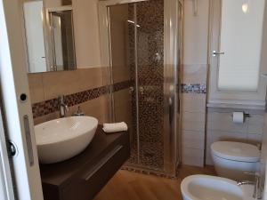 蒙泰羅索阿爾馬雷的住宿－Ca Messina，一间带水槽、淋浴和卫生间的浴室