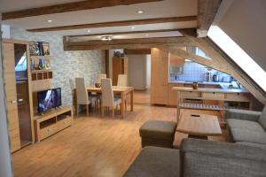 TV a/nebo společenská místnost v ubytování Apartment S10 in Bester Lage stilvoll im Zentrum von Bayreuth mit Klimaanlage und Parkplatz