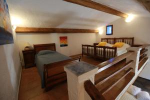 een kamer met 2 bedden en een bed sidx sidx sidx sidx bij Le Priolat des Anges aux portes des gorges du Verdon in Trigance