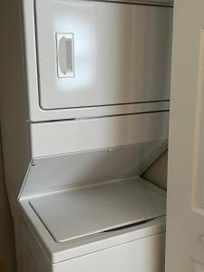 - un réfrigérateur blanc avec une porte ouverte dans la cuisine dans l'établissement 426, à Maysville