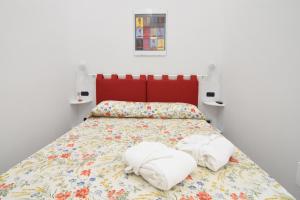 ナポリにあるNanà Bed and Breakfastの枕が2つ置かれたベッドのある寝室