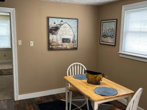 - une salle à manger avec une table et des chaises en bois dans l'établissement 426, à Maysville