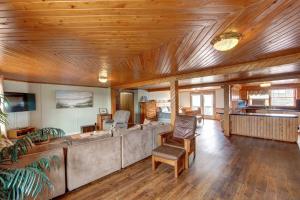 uma sala de estar com um sofá grande e tecto de madeira em Blackbeard's Lodge em Ocracoke