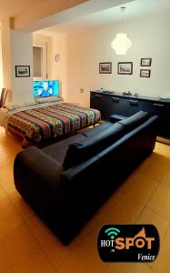 une chambre d'hôtel avec un lit et un canapé dans l'établissement Hotspot Venice Ca'Marcello 2000 Palace, à Mestre