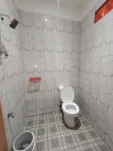 La salle de bains est pourvue de toilettes et d'un lavabo. dans l'établissement Pondok Wisata Syariah Deporiz, à Kadudampit