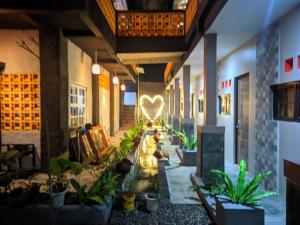 un pasillo con macetas en un edificio en Pondok Wisata Syariah Deporiz en Kadudampit