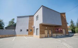 budynek z parkingiem przed nim w obiekcie Hotel Taurus w Ostravie
