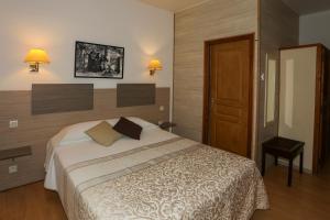 Łóżko lub łóżka w pokoju w obiekcie Hôtel du Nord